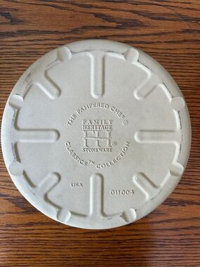 THE PAMPERED CHEF - CLASSICS COLLECTION
STONEWARE BAKER-